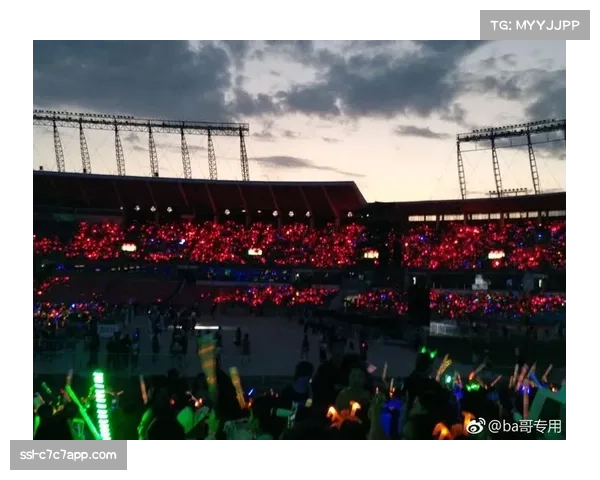 “青BA”总决赛现场球迷助威声势浩大，绿黄应援色形成鲜明对比